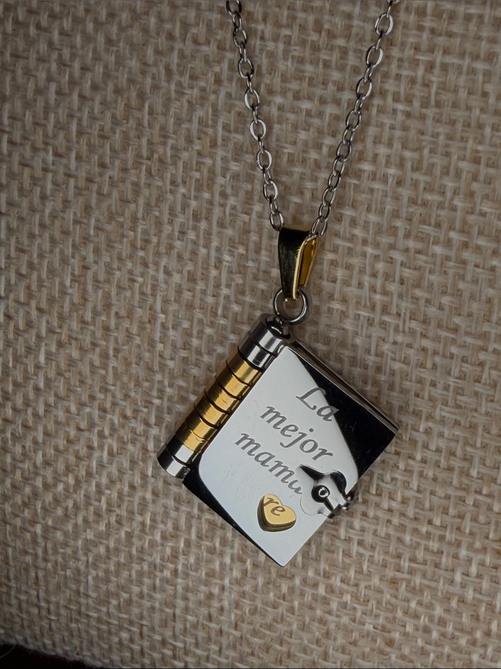 La mejor mamá Two-Tone Book Pendant Necklace